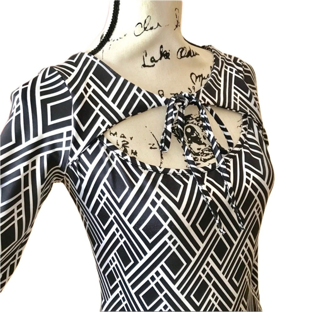Geometric Tie-Front Ruffle Dress - Picture 5 of 7